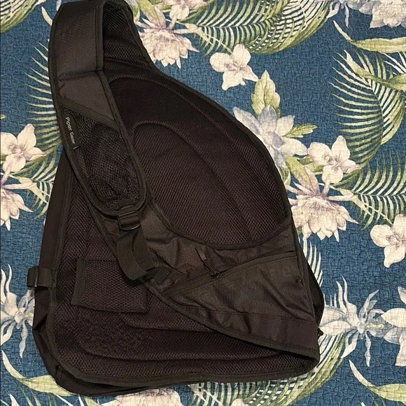 Sand Piper of California Gear Black Messenger Bag with Adjustable Strap - Picture 2 of 8